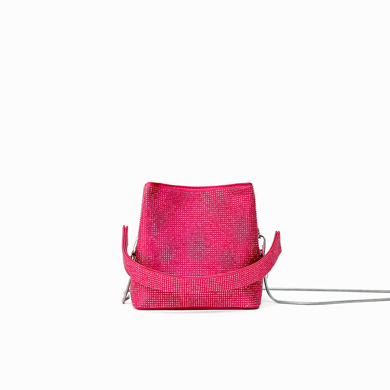 Ženska ružičasta mini crossbody torba s dijamantnim detaljima, sjajna, ljeto 2023