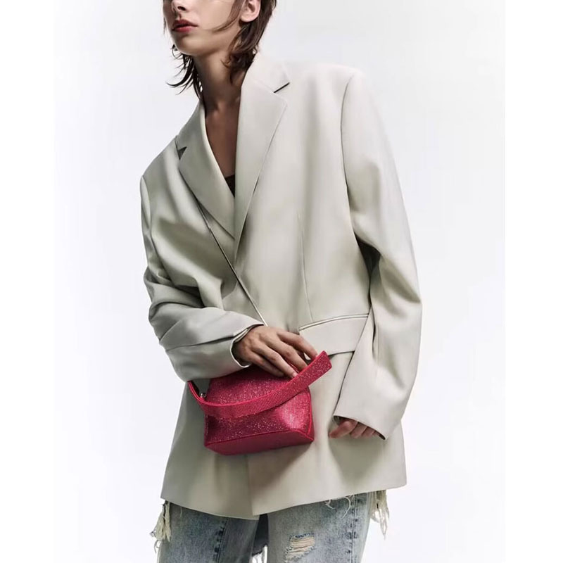 Ženska ružičasta mini crossbody torba s dijamantnim detaljima, sjajna, ljeto 2023
