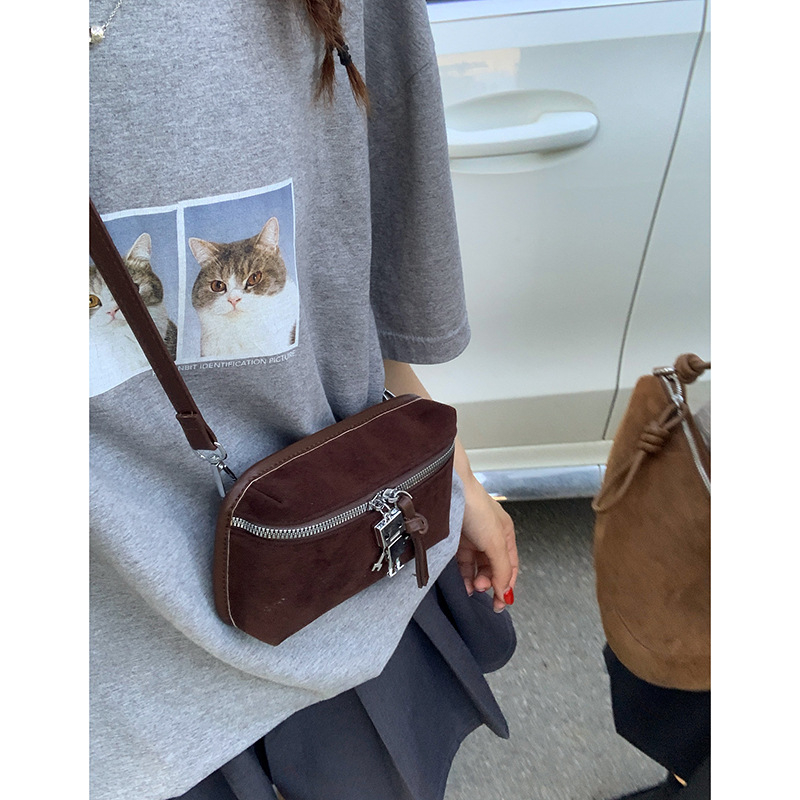 Ženska mini torbica s retro teksturom, nubuk koža, mala kvadratna crossbody torbica za telefon, 2025 novi model, minimalistička i svestrana