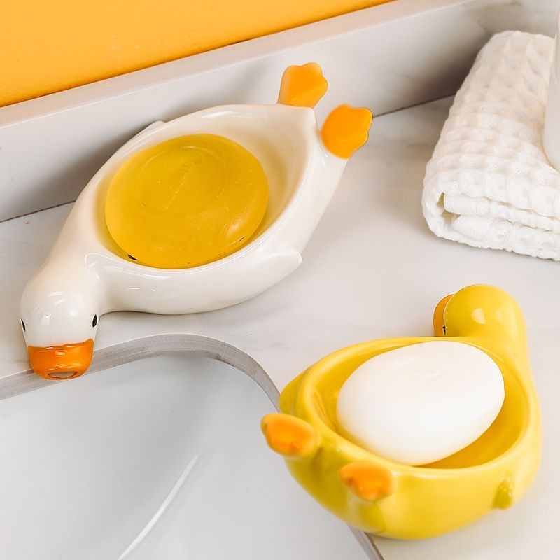 Sapunieră ceramică în formă de rață galbenă, cu drenaj, pentru baie