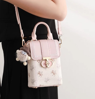 Ženska mini crossbody torbica od prave kože – vrhunska kvaliteta, horizontalno kvadratni oblik, proljeće 2025