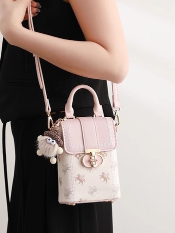 Ženska mini crossbody torbica od prave kože – vrhunska kvaliteta, horizontalno kvadratni oblik, proljeće 2025