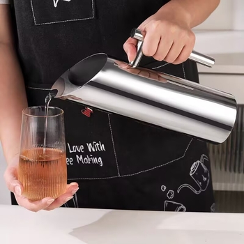Carafă din oțel inoxidabil 304, corp drept, pentru cocktailuri, gheață, apă rece și cafea rece; margine aurie și posibilitatea imprimării logo-ului