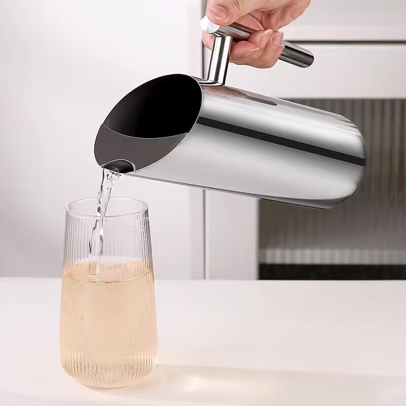 Carafă din oțel inoxidabil 304, corp drept, pentru cocktailuri, gheață, apă rece și cafea rece; margine aurie și posibilitatea imprimării logo-ului