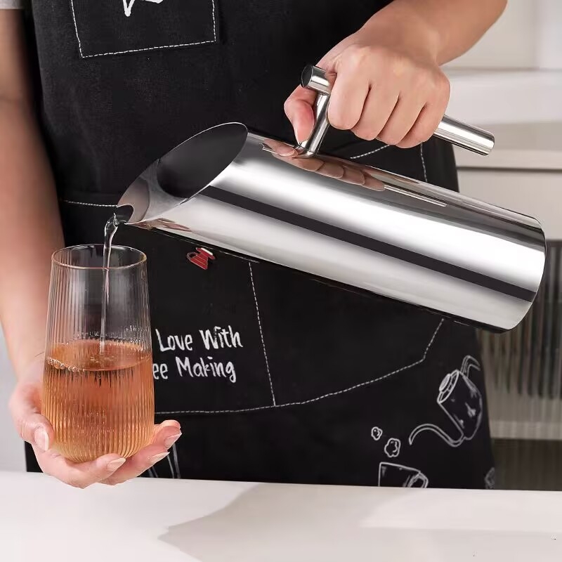 Carafă din oțel inoxidabil 304, corp drept, pentru cocktailuri, gheață, apă rece și cafea rece; margine aurie și posibilitatea imprimării logo-ului