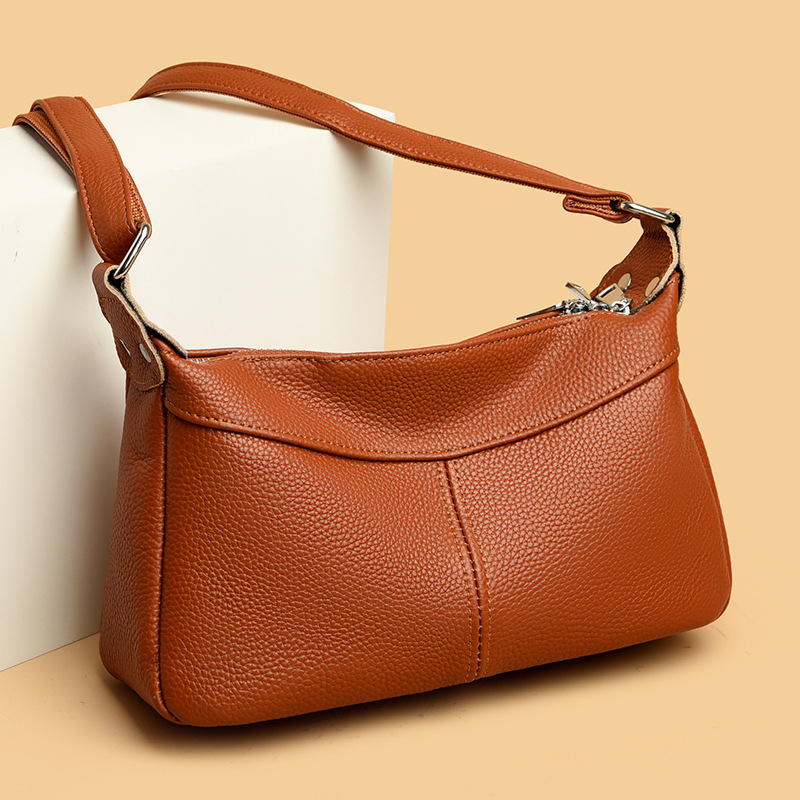 Ženska torbica od prave kože, u obliku polumjeseca, s jednom naramenicom, više odjeljaka, velik kapacitet, model 2025