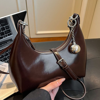 Ženska torbica od vosk kože, mala polukružna forma, crossbody torbica s jednim remenom