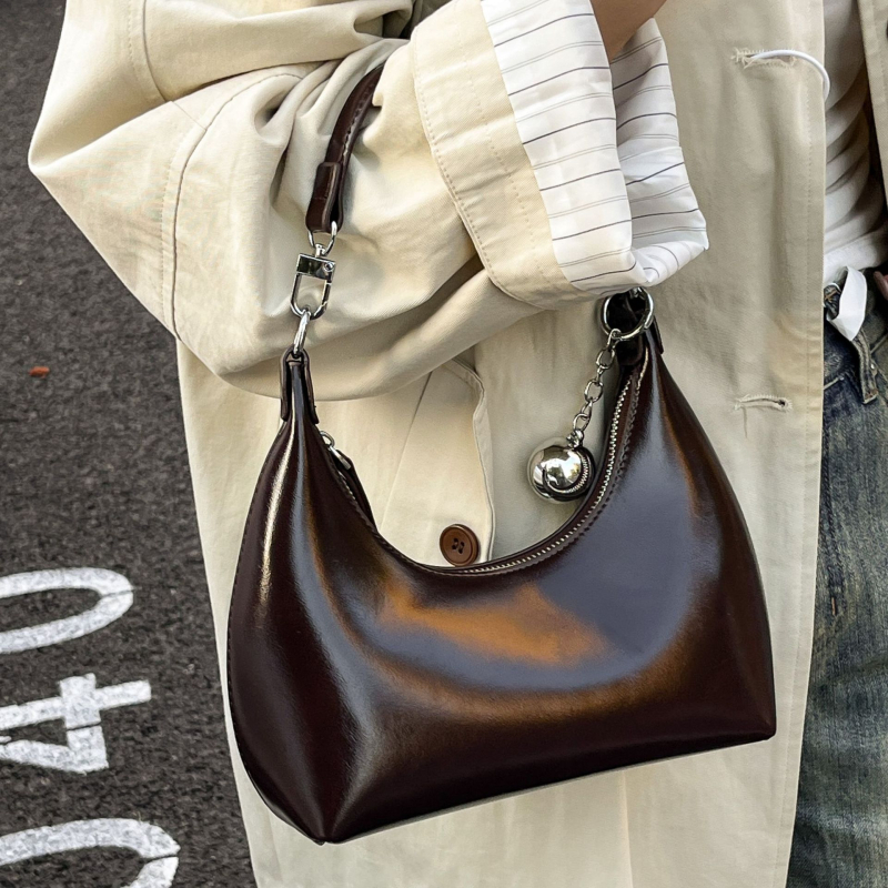 Ženska torbica od vosk kože, mala polukružna forma, crossbody torbica s jednim remenom