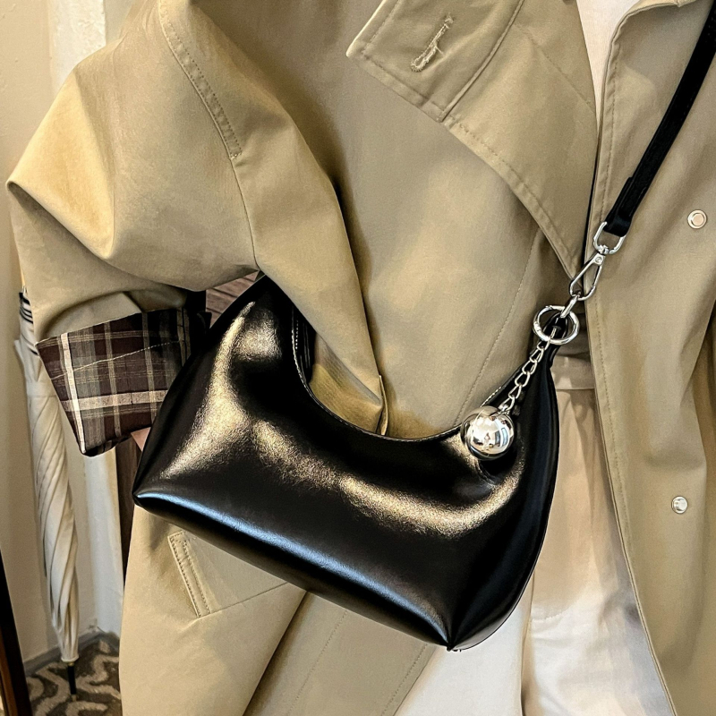 Ženska torbica od vosk kože, mala polukružna forma, crossbody torbica s jednim remenom