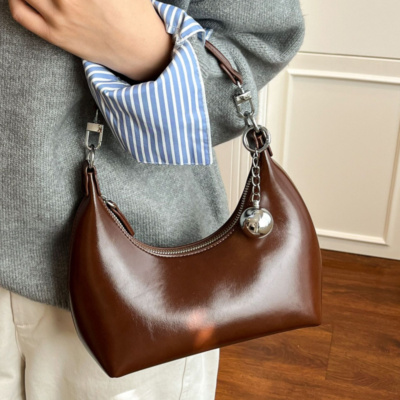 Ženska torbica od vosk kože, mala polukružna forma, crossbody torbica s jednim remenom