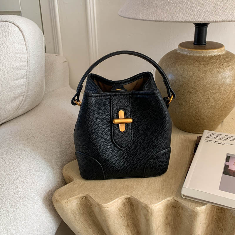 PU bucket torba 2026 proljeće, crossbody, ramena i ručka, gradski minimalistički stil, srednja veličina