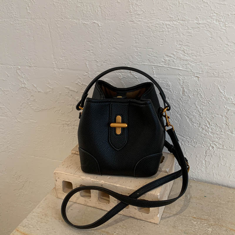 PU bucket torba 2026 proljeće, crossbody, ramena i ručka, gradski minimalistički stil, srednja veličina