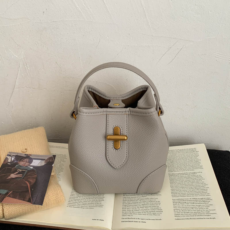 PU bucket torba 2026 proljeće, crossbody, ramena i ručka, gradski minimalistički stil, srednja veličina