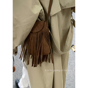 Mini torbica za telefon od velura, mala kvadratna forma, crossbody, gradski stil, ljeto 2025