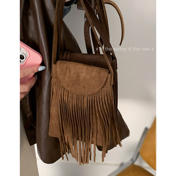 Mini torbica za telefon od velura, mala kvadratna forma, crossbody, gradski stil, ljeto 2025