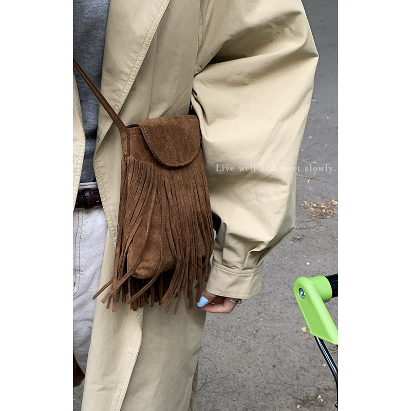 Mini torbica za telefon od velura, mala kvadratna forma, crossbody, gradski stil, ljeto 2025