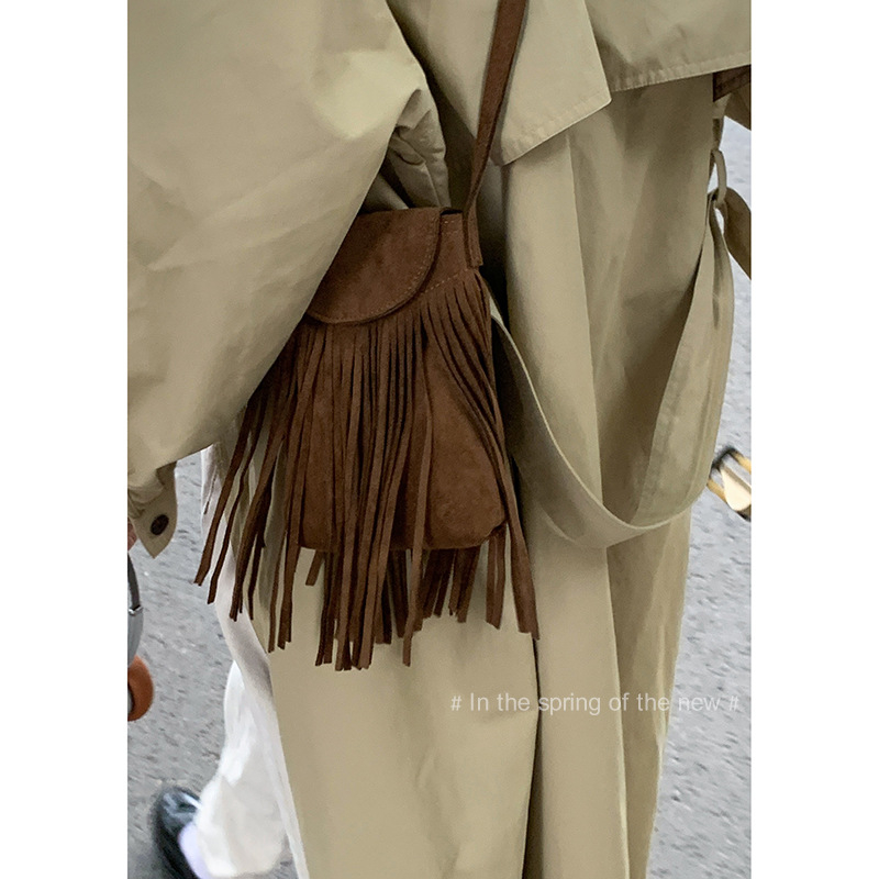 Mini torbica za telefon od velura, mala kvadratna forma, crossbody, gradski stil, ljeto 2025