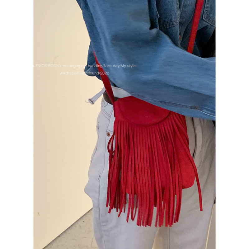 Mini torbica za telefon od velura, mala kvadratna forma, crossbody, gradski stil, ljeto 2025