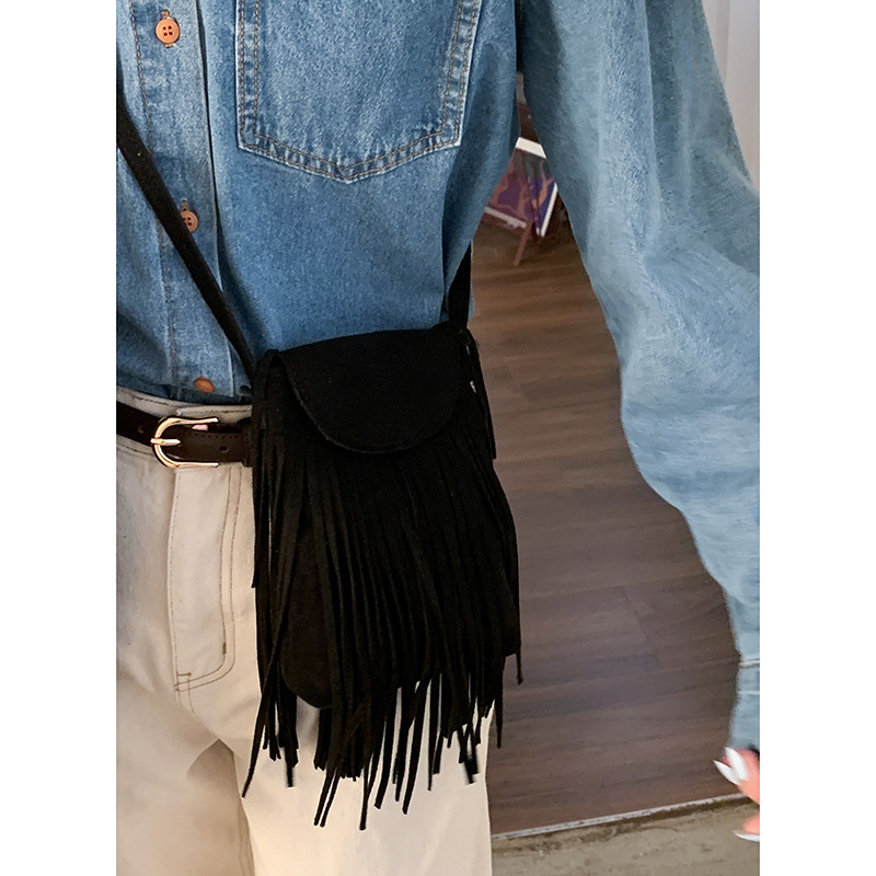 Mini torbica za telefon od velura, mala kvadratna forma, crossbody, gradski stil, ljeto 2025