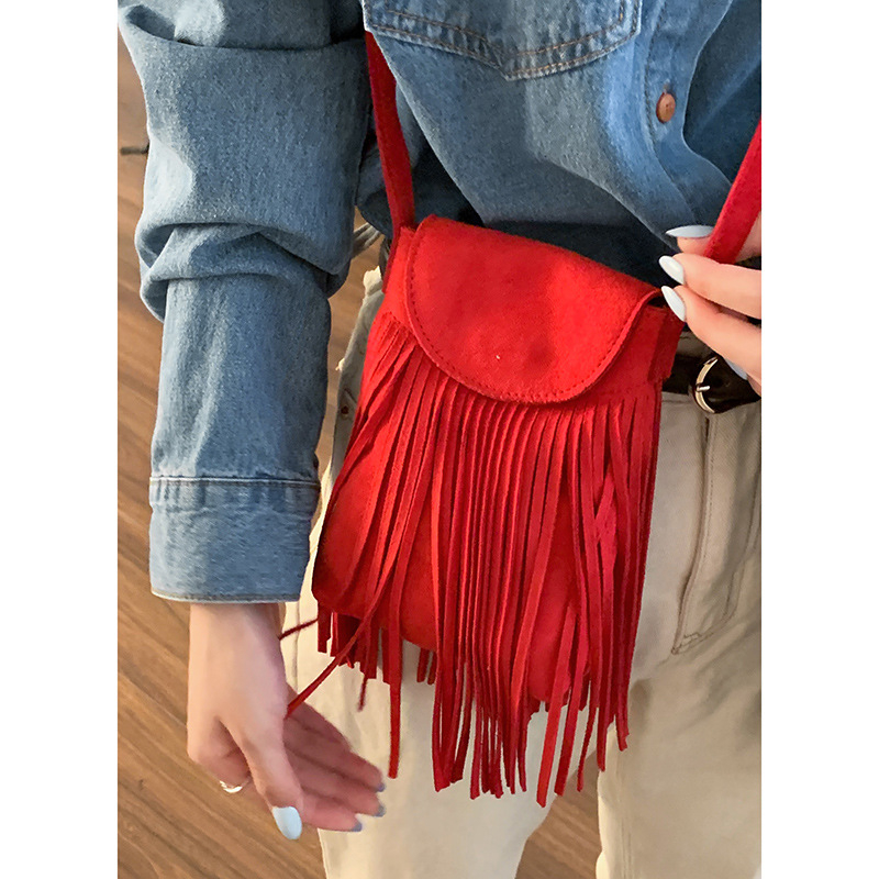 Mini torbica za telefon od velura, mala kvadratna forma, crossbody, gradski stil, ljeto 2025