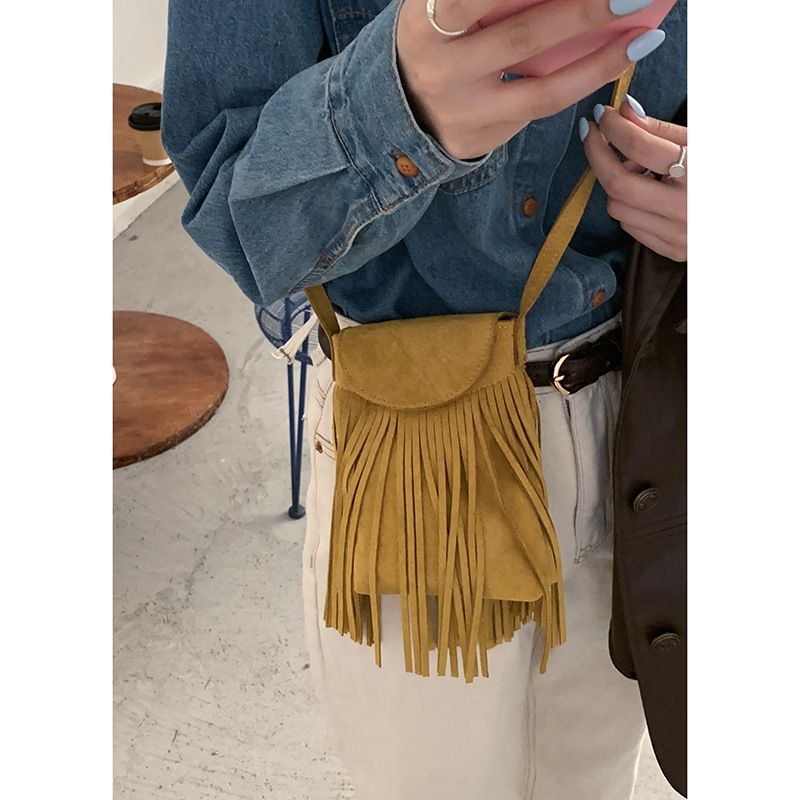 Mini torbica za telefon od velura, mala kvadratna forma, crossbody, gradski stil, ljeto 2025