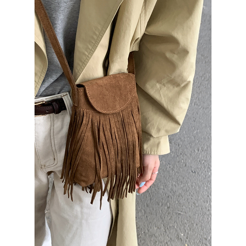 Mini torbica za telefon od velura, mala kvadratna forma, crossbody, gradski stil, ljeto 2025