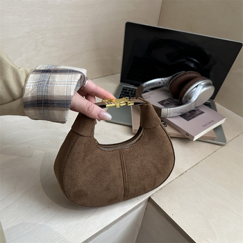 Ženska crossbody torba u retro stilu, pliš tekstura, jednobojna, mala veličina, za jesen i zimu