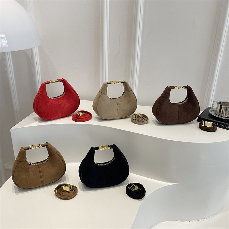 Ženska crossbody torba u retro stilu, pliš tekstura, jednobojna, mala veličina, za jesen i zimu
