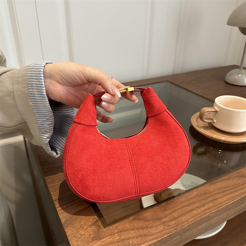 Ženska crossbody torba u retro stilu, pliš tekstura, jednobojna, mala veličina, za jesen i zimu