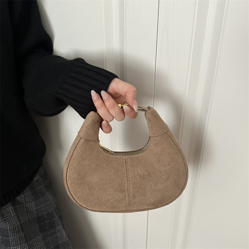 Ženska crossbody torba u retro stilu, pliš tekstura, jednobojna, mala veličina, za jesen i zimu