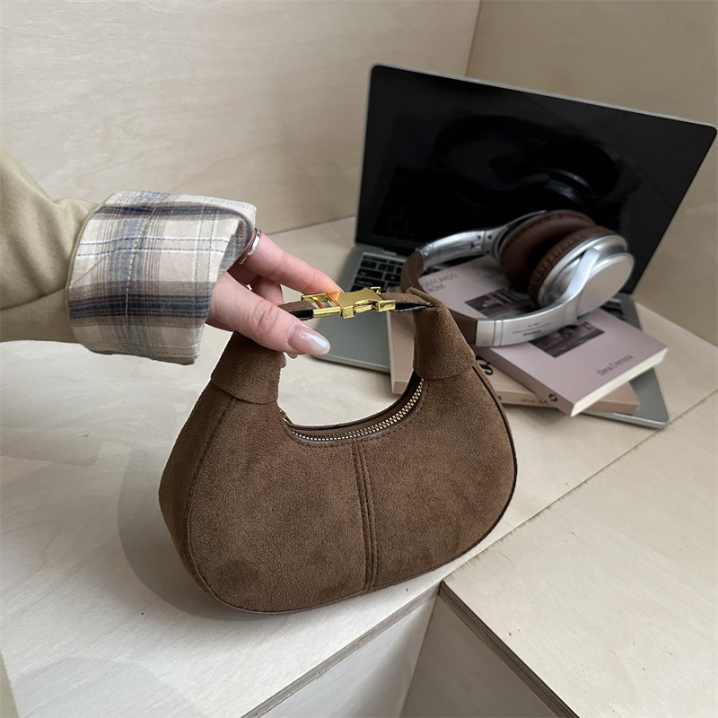 Ženska crossbody torba u retro stilu, pliš tekstura, jednobojna, mala veličina, za jesen i zimu
