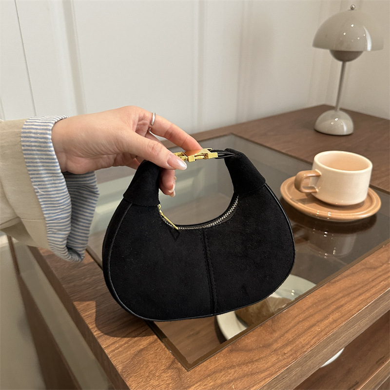 Ženska crossbody torba u retro stilu, pliš tekstura, jednobojna, mala veličina, za jesen i zimu