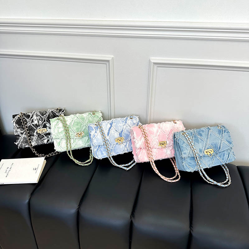 Denim mini kvadratna torbica s kopčom i lancem, za nošenje ispod pazuha, na rame ili crossbody, elegantna ženska torba.