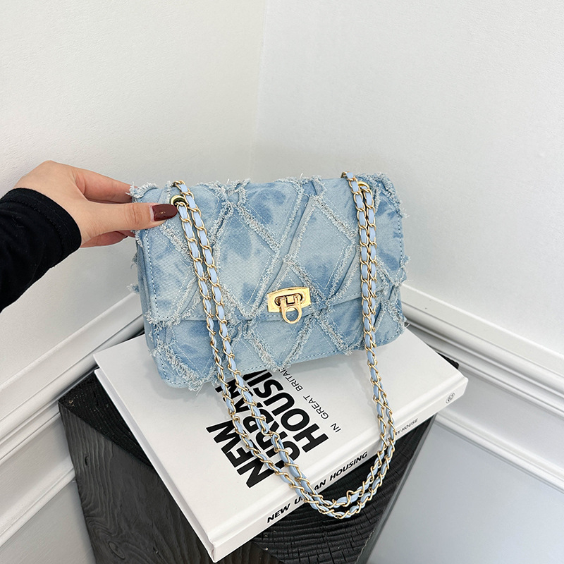 Denim mini kvadratna torbica s kopčom i lancem, za nošenje ispod pazuha, na rame ili crossbody, elegantna ženska torba.
