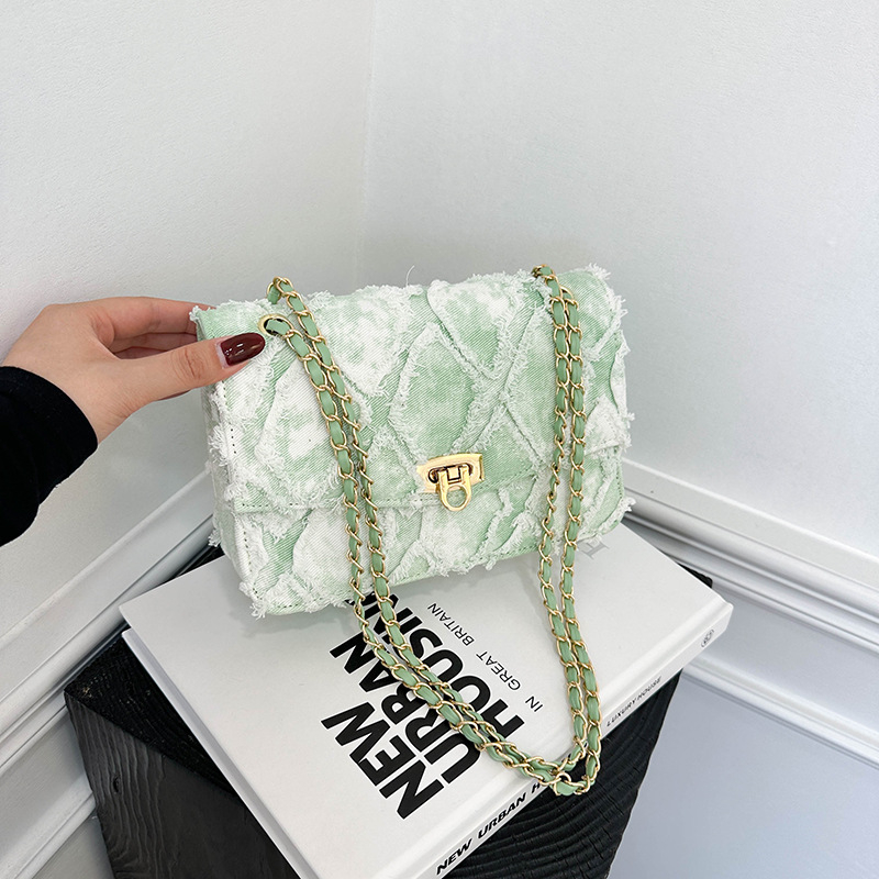 Denim mini kvadratna torbica s kopčom i lancem, za nošenje ispod pazuha, na rame ili crossbody, elegantna ženska torba.
