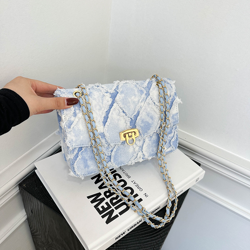 Denim mini kvadratna torbica s kopčom i lancem, za nošenje ispod pazuha, na rame ili crossbody, elegantna ženska torba.