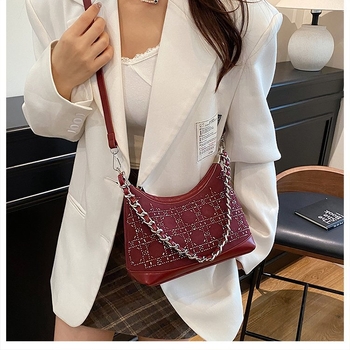 Ženska torbica s kaišem od lanca, lagani luksuz, moderan stil, pogodna za svakodnevno nošenje i putovanja, crossbody, srednja veličina, horizontalni kvadratni oblik