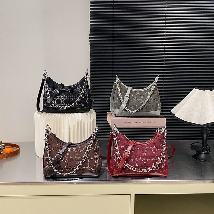 Ženska torbica s kaišem od lanca, lagani luksuz, moderan stil, pogodna za svakodnevno nošenje i putovanja, crossbody, srednja veličina, horizontalni kvadratni oblik