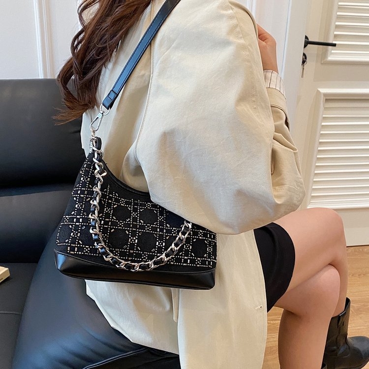 Ženska torbica s kaišem od lanca, lagani luksuz, moderan stil, pogodna za svakodnevno nošenje i putovanja, crossbody, srednja veličina, horizontalni kvadratni oblik