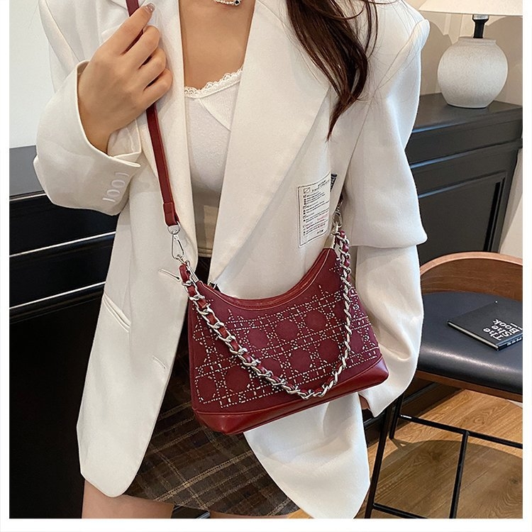Ženska torbica s kaišem od lanca, lagani luksuz, moderan stil, pogodna za svakodnevno nošenje i putovanja, crossbody, srednja veličina, horizontalni kvadratni oblik