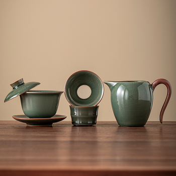 Set ceramic pentru ceai pentru uz casnic, accesorii pentru ceremonialul ceaiului în stil chinezesc: bol cu capac, ceainic și cești de servire.