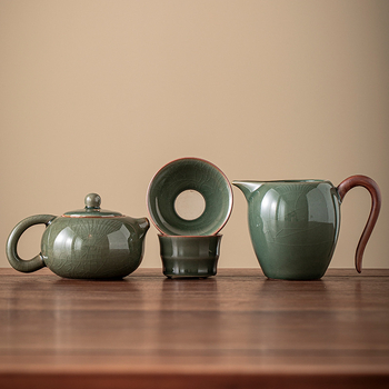 Set ceramic pentru ceai pentru uz casnic, accesorii pentru ceremonialul ceaiului în stil chinezesc: bol cu capac, ceainic și cești de servire.