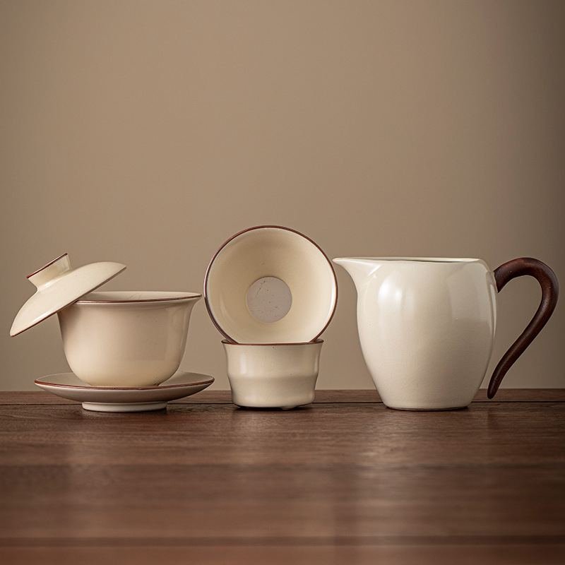 Set ceramic pentru ceai pentru uz casnic, accesorii pentru ceremonialul ceaiului în stil chinezesc: bol cu capac, ceainic și cești de servire.