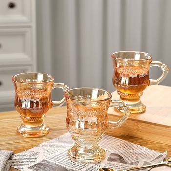 Pahar de vin din sticlă cu relief retro, mini în nuanță de chihlimbar, design feminin, suvenir