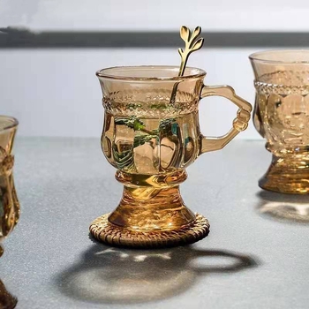Pahar de vin din sticlă cu relief retro, mini în nuanță de chihlimbar, design feminin, suvenir