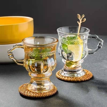Pahar de vin din sticlă cu relief retro, mini în nuanță de chihlimbar, design feminin, suvenir