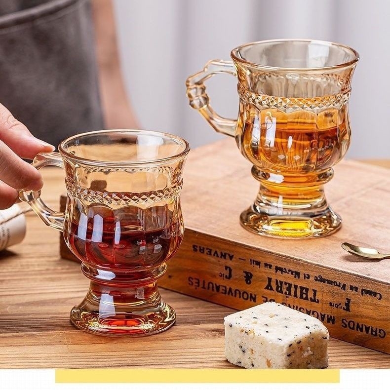 Pahar de vin din sticlă cu relief retro, mini în nuanță de chihlimbar, design feminin, suvenir