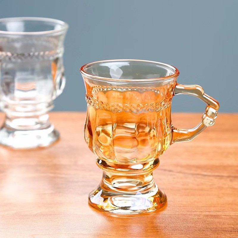 Pahar de vin din sticlă cu relief retro, mini în nuanță de chihlimbar, design feminin, suvenir
