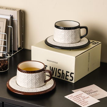 Set cafea și ceai în stil franțuzesc retro cu ratan, ceașcă de cafea din ceramică și farfurioară, într-o cutie cadou