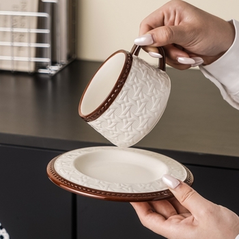 Set cafea și ceai în stil franțuzesc retro cu ratan, ceașcă de cafea din ceramică și farfurioară, într-o cutie cadou